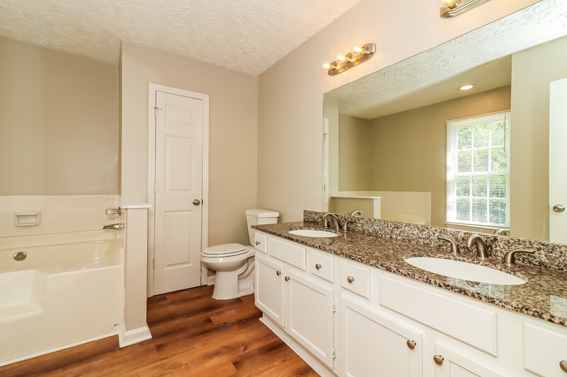 2,250/Mo, 931 Old Farm Walk Marietta, GA 30066 Main Bathroom View
