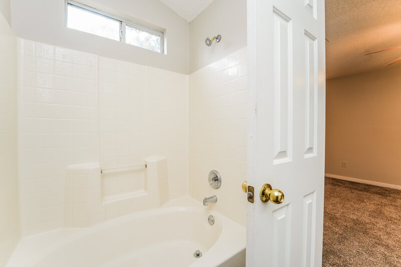 1,550/Mo, 218 Adam Circle McDonough, GA 30253 Main Bathroom View 2