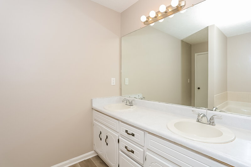 1,710/Mo, 480 Willow Lane McDonough, GA 30253 Main Bathroom View
