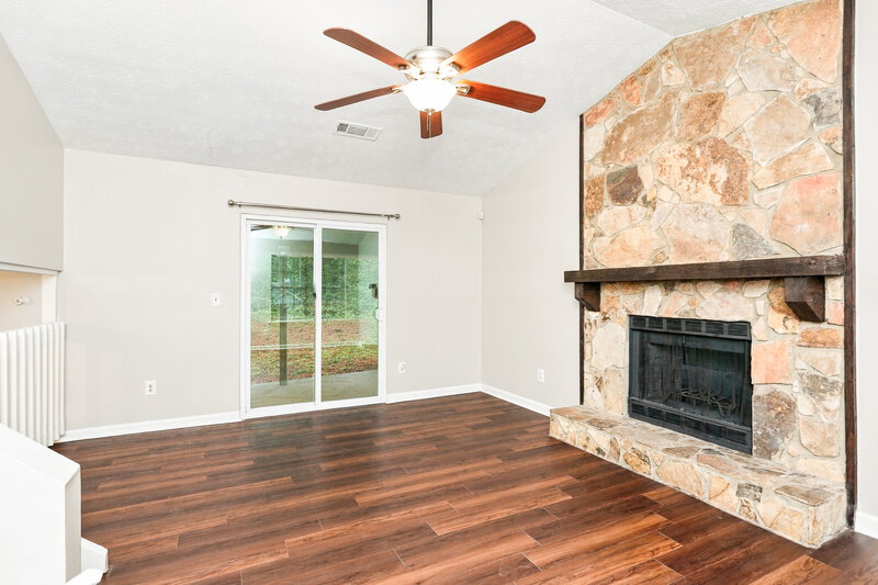 1,640/Mo, 2031 Wendover Drive Snellville, GA 30078 Living Room View