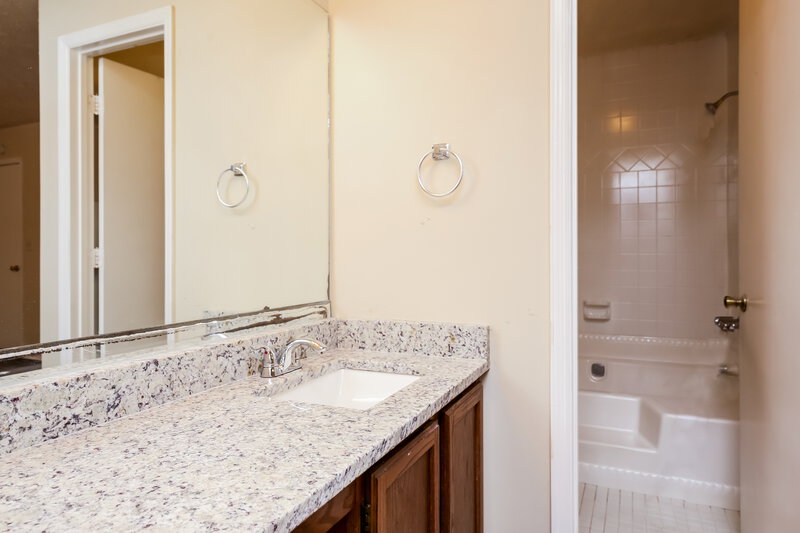 1,985/Mo, 2655 Trotters Walk Trail Snellville, GA 30078 Main Bathroom View