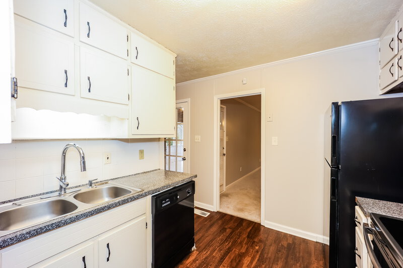 1,660/Mo, 2808 Adella Court Snellville, GA 30078 Kitchen View 2