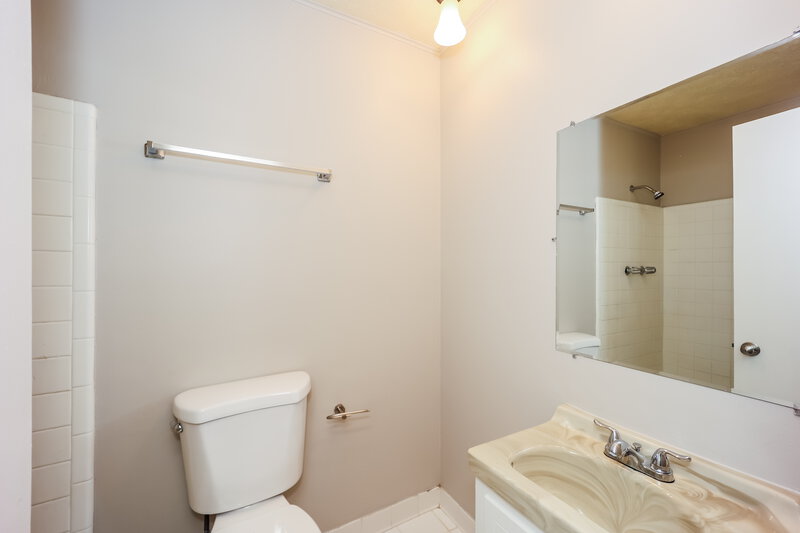 1,660/Mo, 2808 Adella Court Snellville, GA 30078 Main Bathroom View