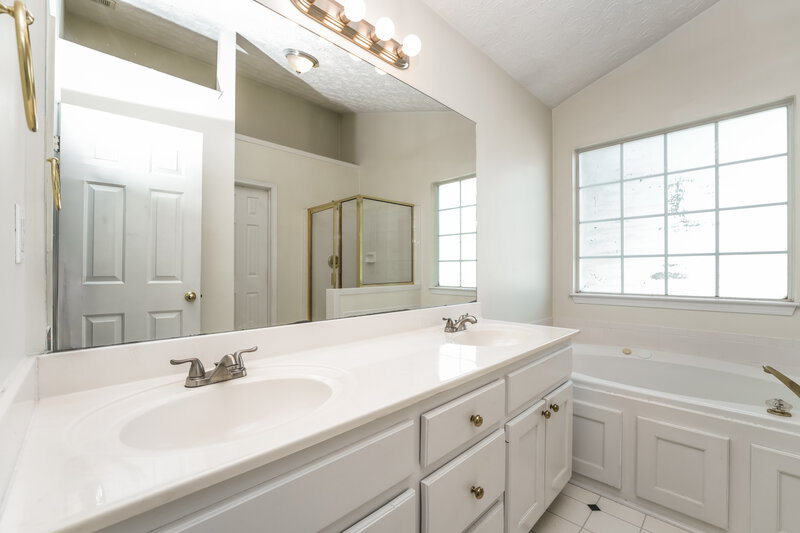 2,140/Mo, 976 Masters Lane Snellville, GA 30078 Main Bathroom View