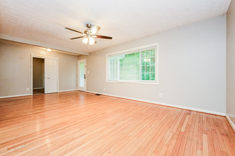 1,860/Mo, 160 Swan Lake Drive Stockbridge, GA 30281 Living Room View