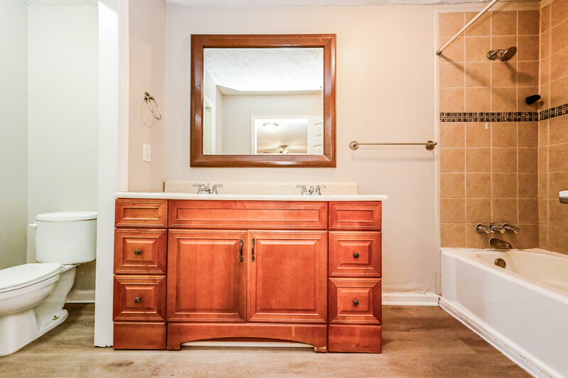 1,860/Mo, 160 Swan Lake Drive Stockbridge, GA 30281 Main Bathroom View