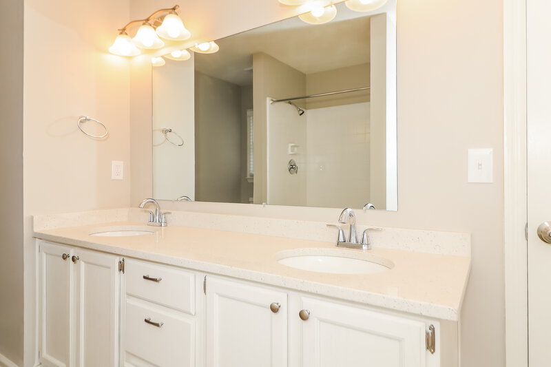 2,175/Mo, 1364 Yorktown Dr Lawrenceville, GA 30043 Main Bathroom View