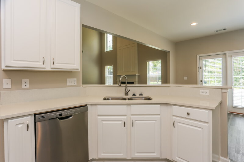 2,650/Mo, 555 Creek Valley Ct Stockbridge, GA 30281 Kitchen View 3