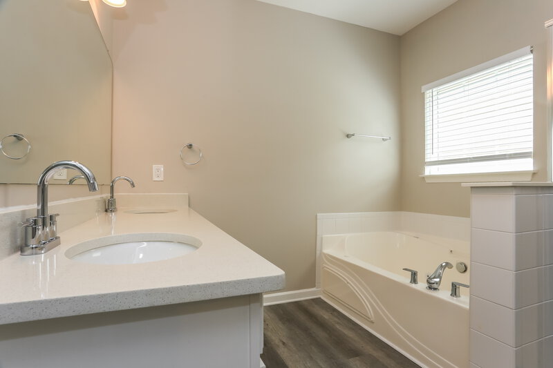 2,650/Mo, 555 Creek Valley Ct Stockbridge, GA 30281 Bathroom View