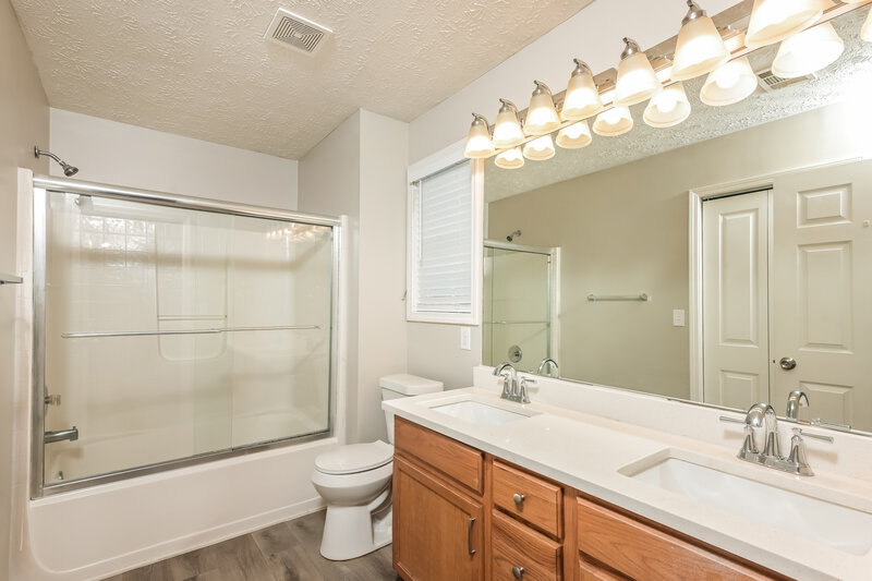 1,840/Mo, 2219 Ligney Creek Ln Snellville, GA 30039 Main Bathroom View