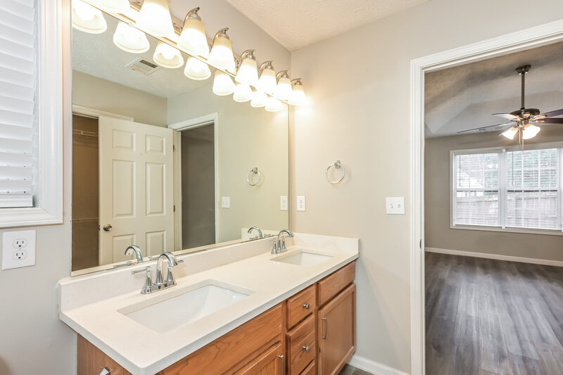 1,840/Mo, 2219 Ligney Creek Ln Snellville, GA 30039 Main Bathroom View 2