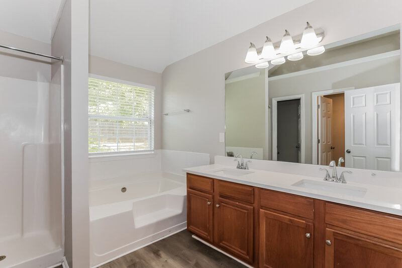 2,275/Mo, 1597 Rice Sq Lithonia, GA 30058 Main Bathroom View