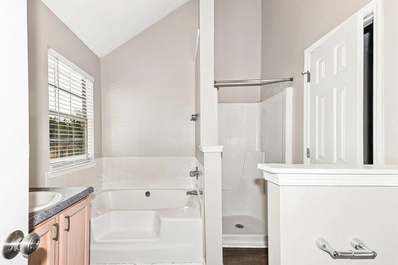 2,180/Mo, 2098 SUGAR CREEK FALLS Court SE Atlanta, GA 30316 Primary Bathroom View