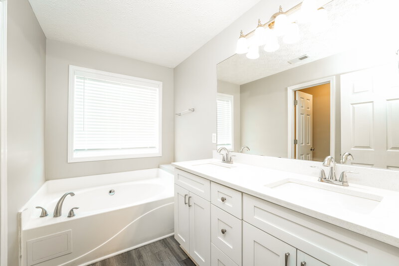 0/Mo, 25 Collins Trce Covington, GA 30016 Main Bathroom View