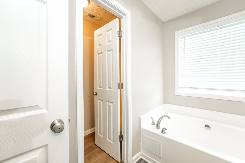 0/Mo, 25 Collins Trce Covington, GA 30016 Main Bathroom View 2