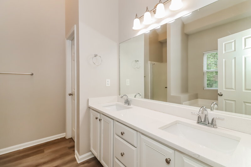 2,555/Mo, 450 Boxelder Rd Atlanta, GA 30349 Main Bathroom View