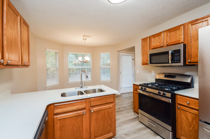 2,580/Mo, 10662 Village Lndg Jonesboro, GA 30238 Kitchen View