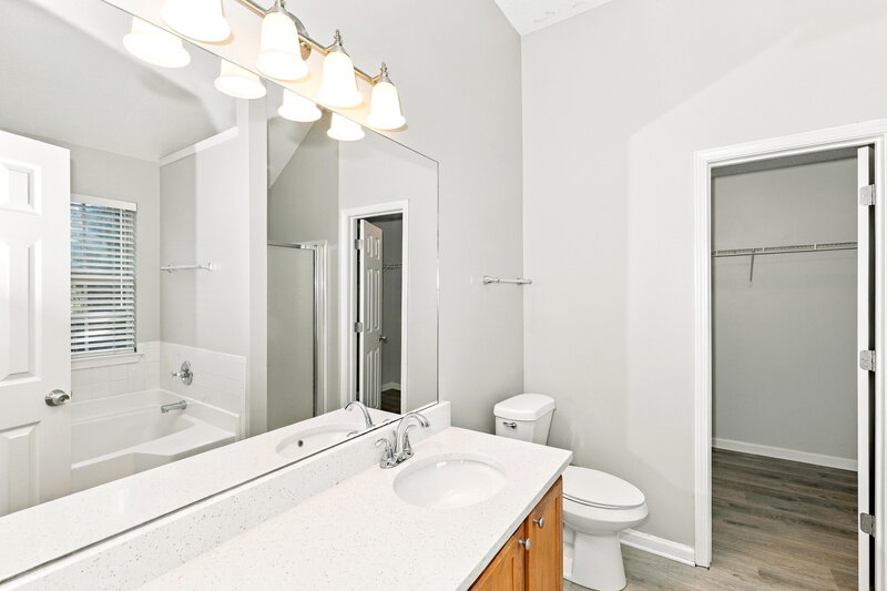 1,940/Mo, 10662 Village Lndg Jonesboro, GA 30238 Primary Bathroom View