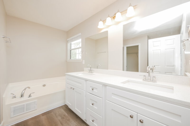 2,000/Mo, 11771 Spring Lake Way Fayetteville, GA 30215 Main Bathroom View