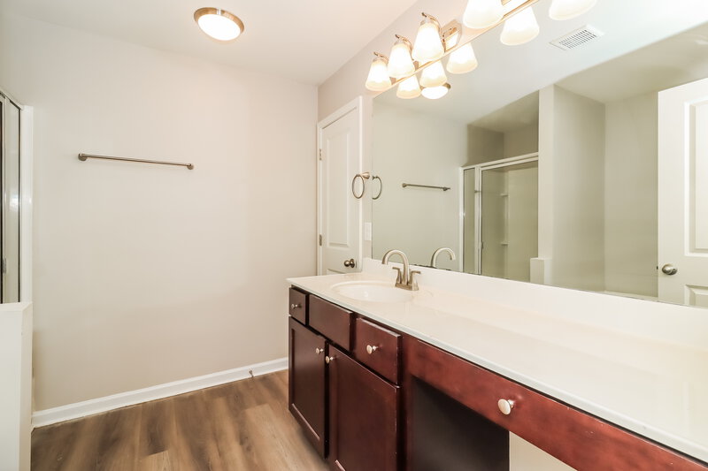 0/Mo, 167 Aberdeen Way Dallas, GA 30132 Main Bathroom View