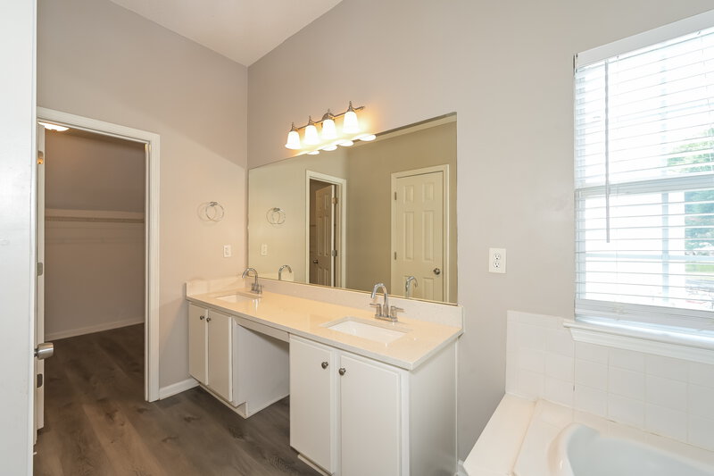2,410/Mo, 4178 Donna Way Lithonia, GA 30038 Main Bathroom View