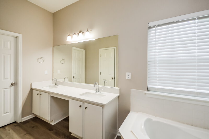 3,270/Mo, 4178 Donna Way Lithonia, GA 30038 Main Bathroom View