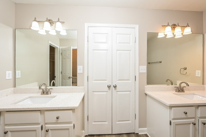 2,340/Mo, 655 Suwanee Lakes Cir Suwanee, GA 30024 Main Bathroom View