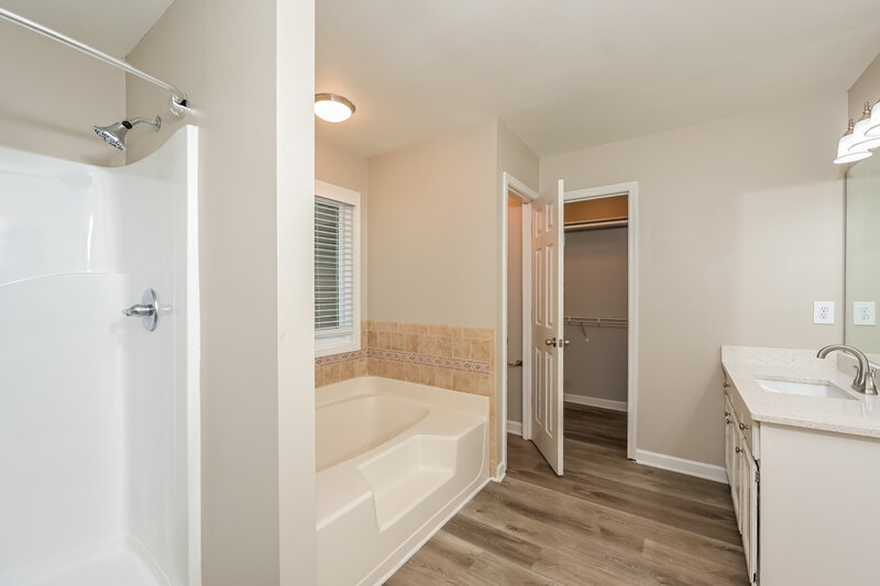 2,340/Mo, 655 Suwanee Lakes Cir Suwanee, GA 30024 Main Bathroom View 2