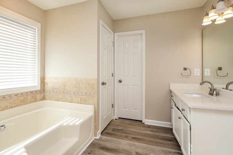 2,385/Mo, 655 Suwanee Lakes Cir Suwanee, GA 30024 Main Bathroom View