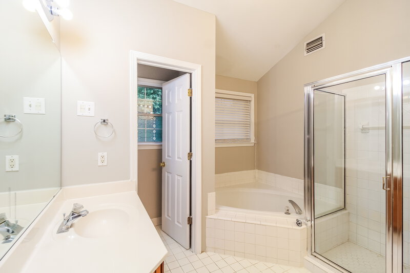 2,130/Mo, 1106 Short Line Ct Lawrenceville, GA 30043 Main Bathroom View