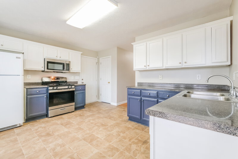 2,105/Mo, 1405 Buckingham Pl Stockbridge, GA 30281 Kitchen View 2