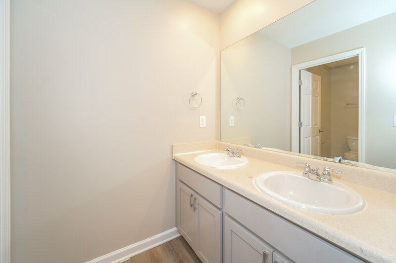 2,400/Mo, 3721 Hampshire Walk SW Atlanta, GA 30331 Main Bathroom View