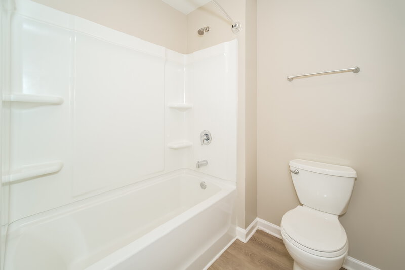 2,400/Mo, 3721 Hampshire Walk SW Atlanta, GA 30331 Bathroom View