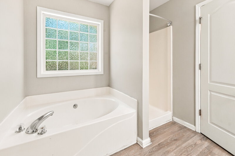 1,950/Mo, 6401 Harvester Cir Douglasville, GA 30134 Primary Bathroom View 2