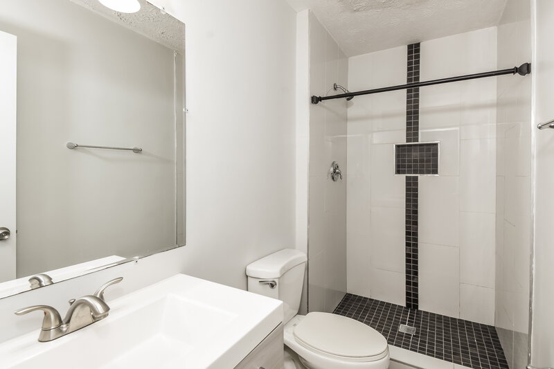 1,980/Mo, 1890 Lamplighter Way Snellville, GA 30078 Main Bathroom View