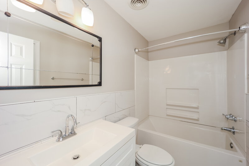 2,060/Mo, 200 Azimuth Ct College Park, GA 30349 Bathroom View 2