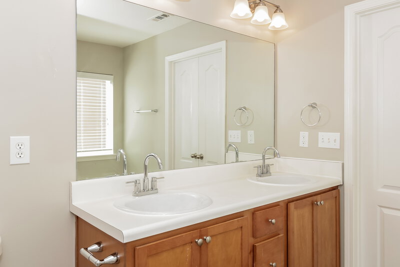 2,075/Mo, 134 Creekwood Trl Acworth, GA 30102 Main Bathroom View