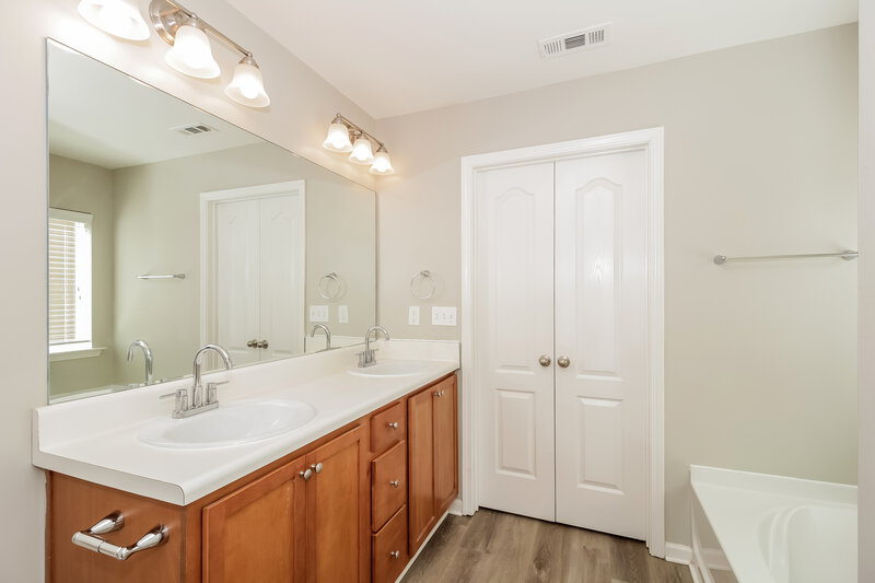 2,075/Mo, 134 Creekwood Trl Acworth, GA 30102 Main Bathroom View 2