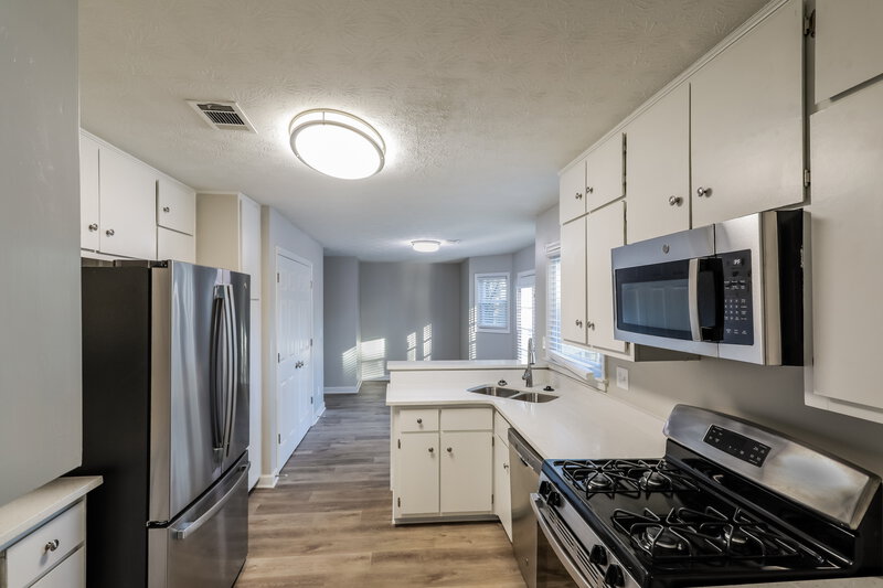 2,440/Mo, 2104 Watercrest Cir Lawrenceville, GA 30043 Kitchen View 2