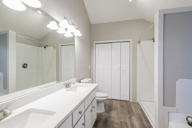 2,440/Mo, 2104 Watercrest Cir Lawrenceville, GA 30043 Main Bathroom View