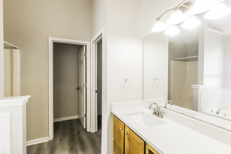 1,740/Mo, 729 Wood Bend Ct Riverdale, GA 30296 Main Bathroom View