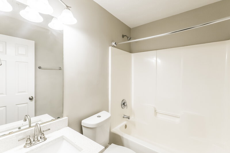 1,740/Mo, 729 Wood Bend Ct Riverdale, GA 30296 Bathroom View