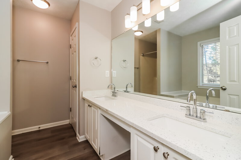 2,540/Mo, 1189 Arbor Stream Ct Lithonia, GA 30058 Main Bathroom View