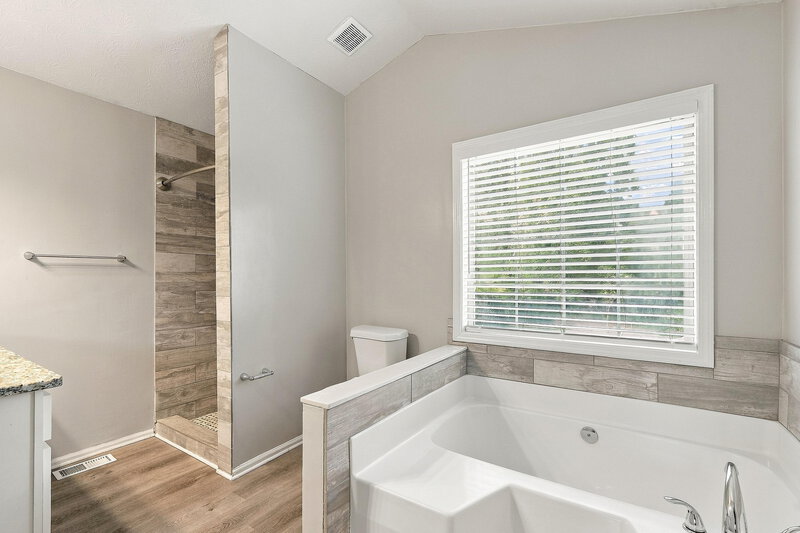 2,200/Mo, 1421 Steve Court Lawrenceville, GA 30043 Primary Bathroom View