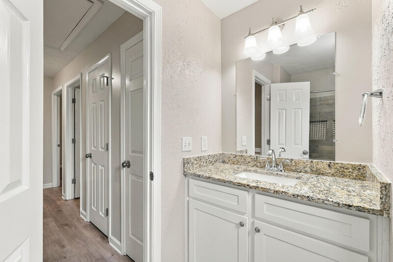 2,200/Mo, 1421 Steve Court Lawrenceville, GA 30043 Bathroom View