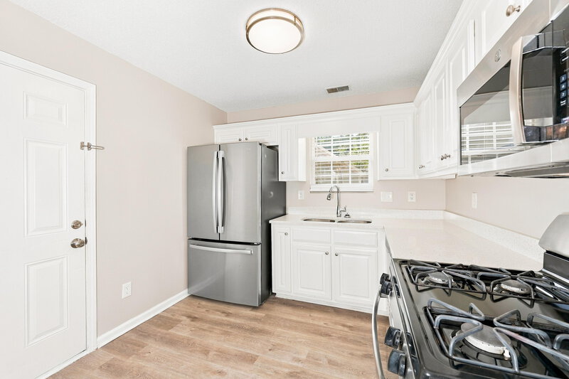 0/Mo, 1015 Amelia Grove Ln Lawrenceville, GA 30045 Kitchen View 2