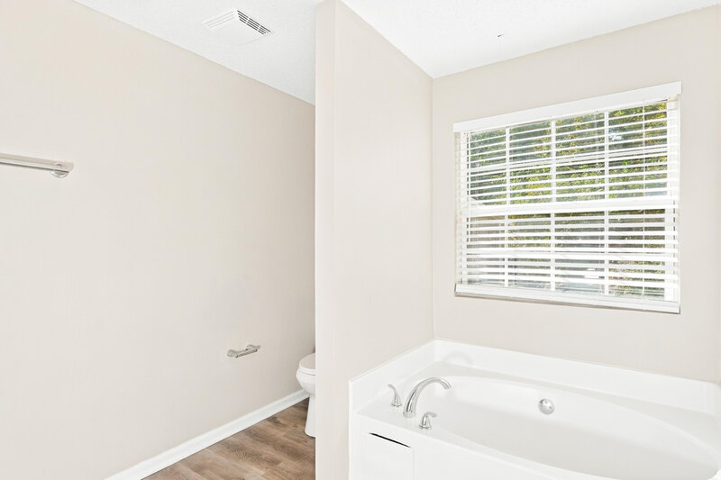 0/Mo, 1015 Amelia Grove Ln Lawrenceville, GA 30045 Primary Bathroom View