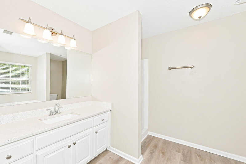 0/Mo, 1015 Amelia Grove Ln Lawrenceville, GA 30045 Primary Bathroom View 2