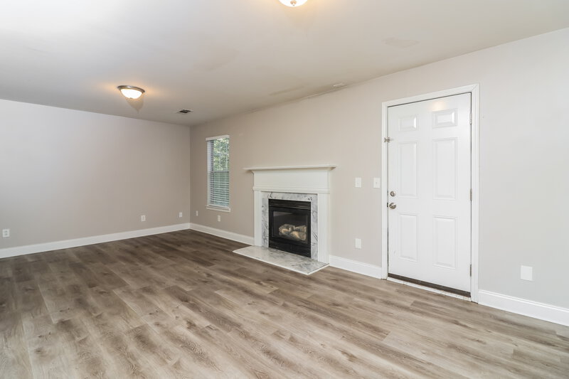 1,890/Mo, 2538 Rock Creek Ct Sw Marietta, GA 30064 Living Room View 3