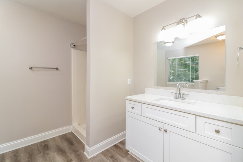 1,890/Mo, 2538 Rock Creek Ct Sw Marietta, GA 30064 Main Bathroom View